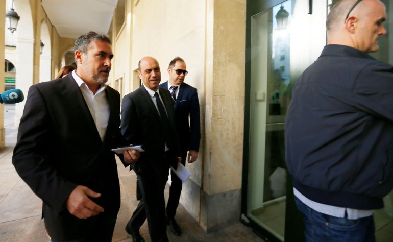 Gabriel Echávarri a su llegada a la sede de la Fiscalía en Alicante (Foto archivo) Gabriel Echávarri a su llegada a la sede de la Fiscalía en Alicante (Foto archivo)