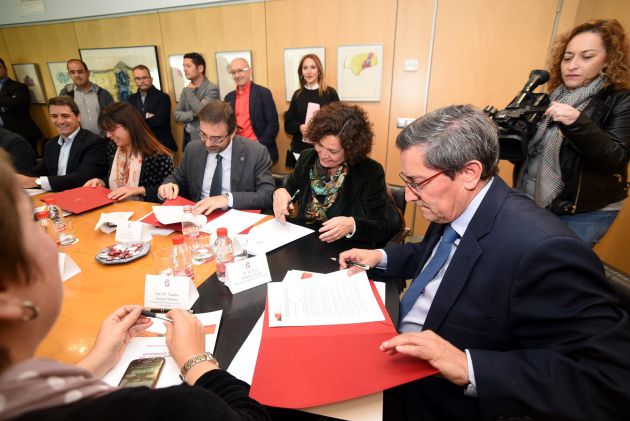 Firma protocolaria de adhesión al proyecto del Geoparque del Cuaternario de los Valles del Norte de Granada Firma protocolaria de adhesión al proyecto del Geoparque del Cuaternario de los Valles del Norte de Granada