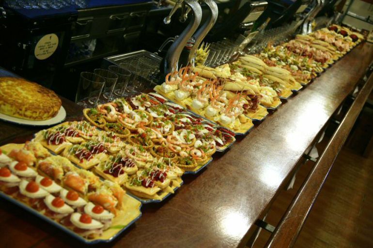 Los pintxos son uno de los más destacados atractivos de la gastronomía vasca Los pintxos son uno de los más destacados atractivos de la gastronomía vasca