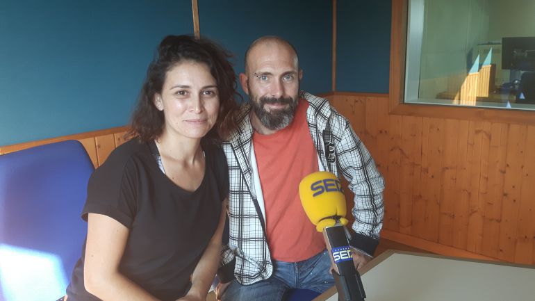 Vannia Condeza junto a su marido Mikel en el estudio de la Cadena Ser en Cantabria. Vannia Condeza junto a su marido Mikel en el estudio de la Cadena Ser en Cantabria.