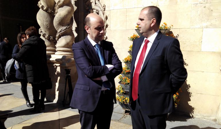 El alcalde de Alicante, Gabriel Echávarri (i) y el edil de Recursos Humanos (d), Carlos Giménez. El alcalde de Alicante, Gabriel Echávarri (i) y el edil de Recursos Humanos (d), Carlos Giménez.