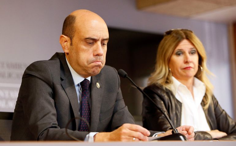 El alcalde de Alicante, el socialista Gabriel Echávarri, durante la rueda de prensa que ha ofrecido hoy en la que ha afirmado que no tiene intención de dimitir del cargo debido a que aún no se le ha abierto juicio oral y, sobre todo, para evitar que la alcaldía recaiga en el PP. El alcalde de Alicante, el socialista Gabriel Echávarri, durante la rueda de prensa que ha ofrecido hoy en la que ha afirmado que no tiene intención de dimitir del cargo debido a que aún no se le ha abierto juicio oral y, sobre todo, para evitar que la alcaldía recaiga en el PP.