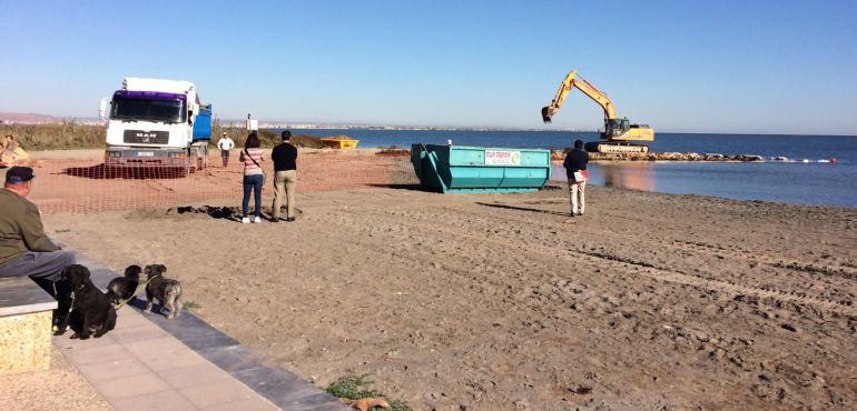 Se retira el último espigón en la playa de Punta Brava Se retira el último espigón en la playa de Punta Brava