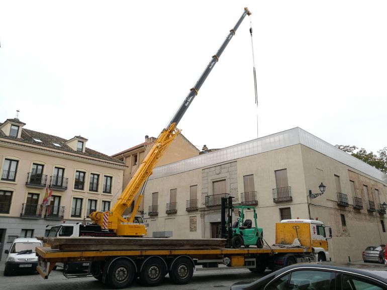 Grúa retirando las vigas del interior del Palacio Grúa retirando las vigas del interior del Palacio