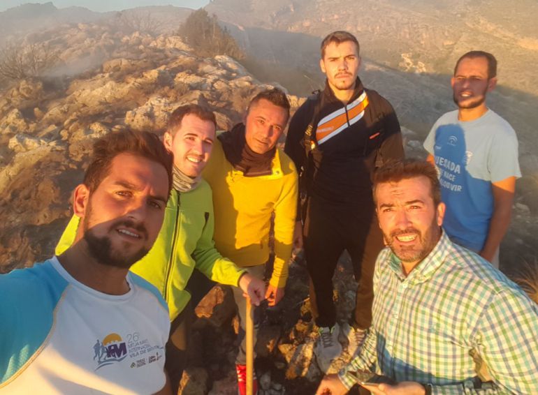 El alcalde de Huesa, Ángel Padilla junto al grupo de vecinos que colaboraron en la extinción del incendio El alcalde de Huesa, Ángel Padilla junto al grupo de vecinos que colaboraron en la extinción del incendio