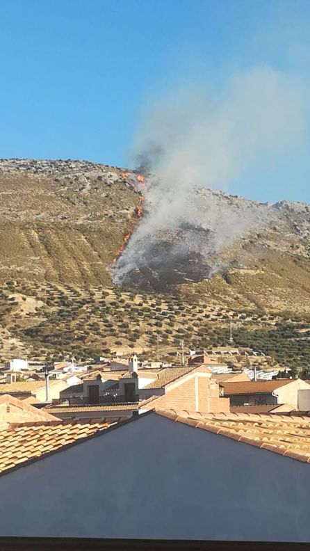 A distancia se veía la magnitud del fuego ascendiendo ladera arriba A distancia se veía la magnitud del fuego ascendiendo ladera arriba