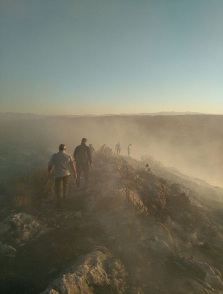 El grupo de vecinos de Huesa no se lo piensa dos veces e intenta impedir que avance el fuego en la cresta del monte mientras llegaban los equipos de extinción El grupo de vecinos de Huesa no se lo piensa dos veces e intenta impedir que avance el fuego en la cresta del monte mientras llegaban los equipos de extinción