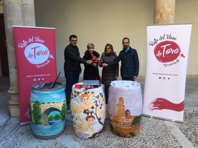 El alcalde de Toro,Tomás del Bién, la presidenta de la asociación "Ruta del Vino de Toro",Beatriz Fernández Pujo, La Presidenta de la Diputación Provincial, Mayte Martín Pozo y el diputado Jose Luis Prieto El alcalde de Toro,Tomás del Bién, la presidenta de la asociación "Ruta del Vino de Toro",Beatriz Fernández Pujo, La Presidenta de la Diputación Provincial, Mayte Martín Pozo y el diputado Jose Luis Prieto