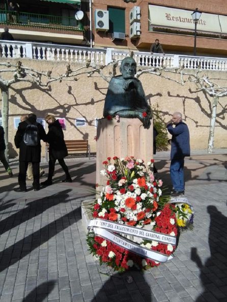Ofrenda de flores en el monumento del Cardenal Cisneros de Roa de Duero Ofrenda de flores en el monumento del Cardenal Cisneros de Roa de Duero