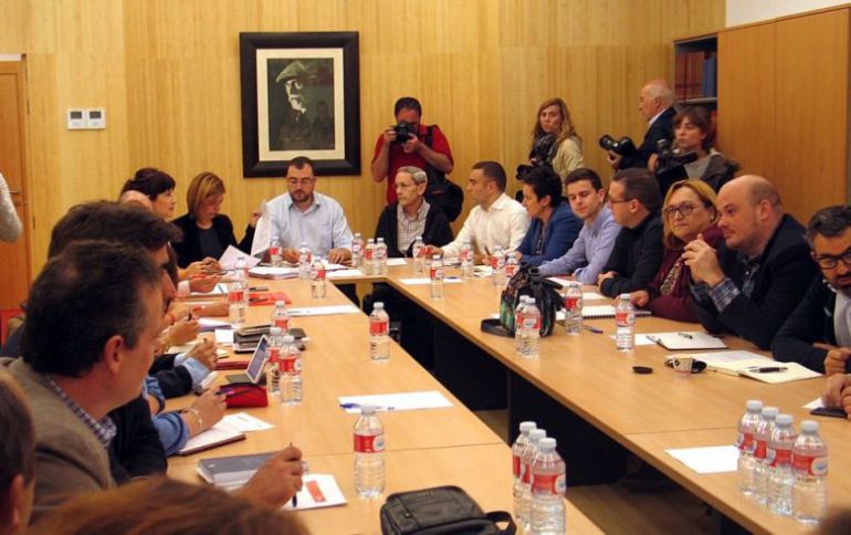 Reunión de la comisión ejecutiva de la FSA. Al fondo en el centro de la mesa, el secretario general Adrián Barbón. Reunión de la comisión ejecutiva de la FSA. Al fondo en el centro de la mesa, el secretario general Adrián Barbón.