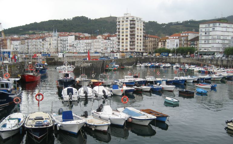 Vista parcial del casco urbano de Castro Urdiales. Vista parcial del casco urbano de Castro Urdiales.