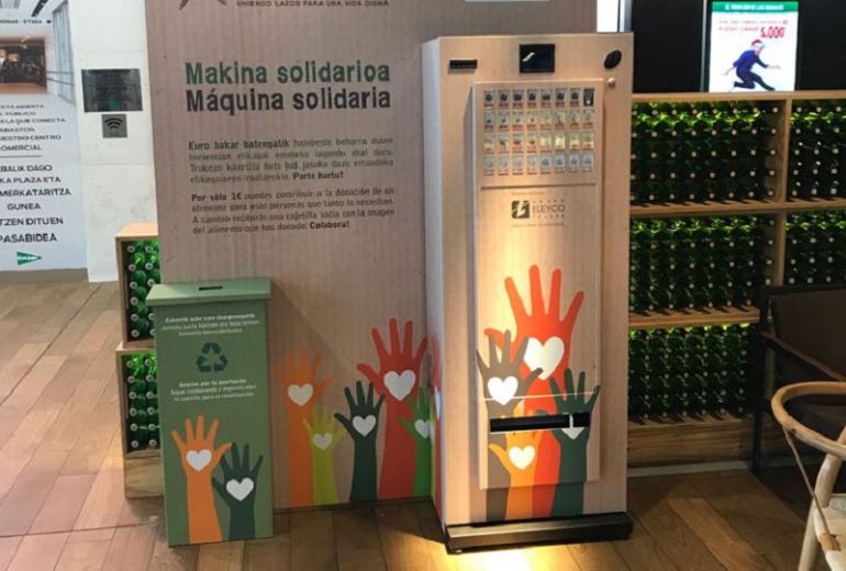 La Plaza de Abastos de Vitoria instala una máquina solidaria de alimentos La Plaza de Abastos de Vitoria instala una máquina solidaria de alimentos