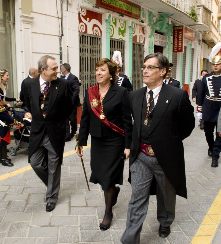 Foto de archivo de los actos de la Onza de Oro en el año 2010. Figuran Pilar Barreiro, Agustín Guillén, y José Vicente Albaladejo Foto de archivo de los actos de la Onza de Oro en el año 2010. Figuran Pilar Barreiro, Agustín Guillén, y José Vicente Albaladejo