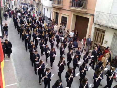 La Banda de Música 'Pedro Gámez Laserna' en uno de sus desfiles procesionales por la calle Juan Martín La Banda de Música 'Pedro Gámez Laserna' en uno de sus desfiles procesionales por la calle Juan Martín