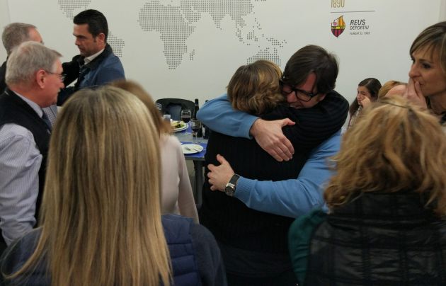 Mònica Balsells s'abraça amb els membres de la seva candidatura després de la victòria electoral. Mònica Balsells s'abraça amb els membres de la seva candidatura després de la victòria electoral.