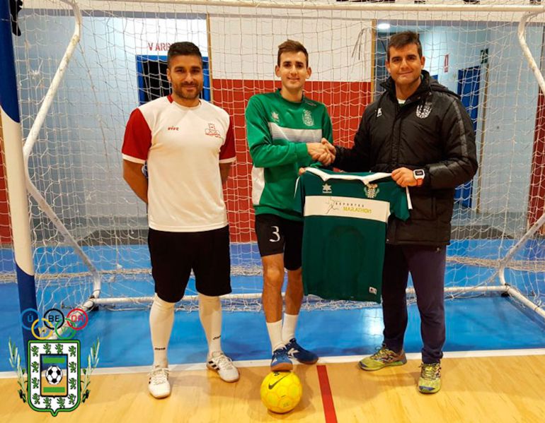 El jugador Perico Serrano posa con la camiseta del Úbeda Viva FS El jugador Perico Serrano posa con la camiseta del Úbeda Viva FS