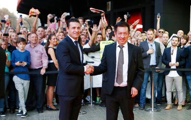 Amadeo Salvo y Peter Lim, en la puerta de Mestalla. Amadeo Salvo y Peter Lim, en la puerta de Mestalla.