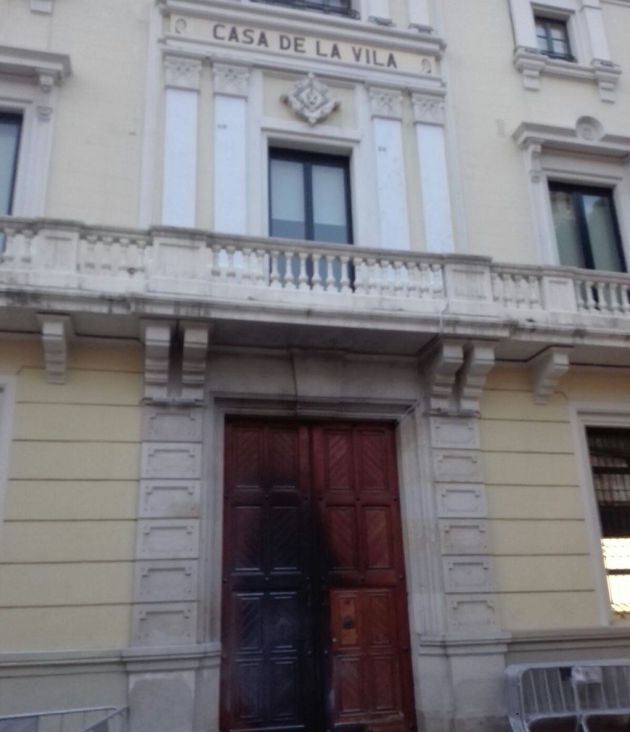 La porta de la Casa de la Vila de l'Hospitalet, després de l'atac d'aquesta matinada La porta de la Casa de la Vila de l'Hospitalet, després de l'atac d'aquesta matinada