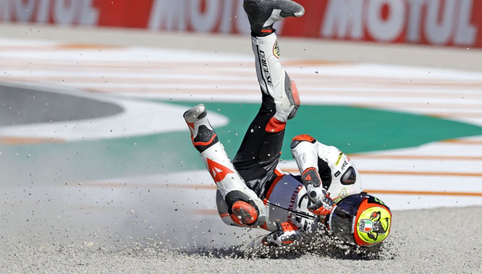 El piloto italiano Marco Bezzecchi, de Moto3, durante la caida que ha protagonizado en la sesión clasificatoria hoy en el circuito de Cheste (Valencia) El piloto italiano Marco Bezzecchi, de Moto3, durante la caida que ha protagonizado en la sesión clasificatoria hoy en el circuito de Cheste (Valencia)