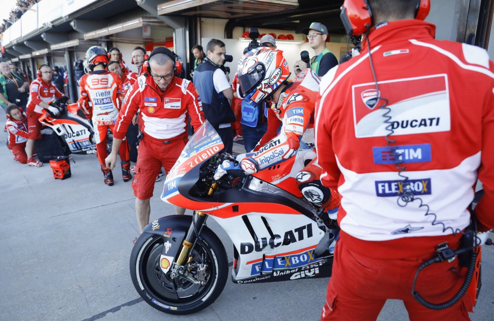 El piloto italiano Andrea Dovizioso sale de los boxes durante los entrenamientos oficiales en Cheste (Valencia) donde mañana se correrá la última prueba del Mundial de MotoGP El piloto italiano Andrea Dovizioso sale de los boxes durante los entrenamientos oficiales en Cheste (Valencia) donde mañana se correrá la última prueba del Mundial de MotoGP