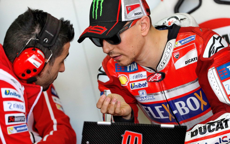 El piloto español del equipo Ducati de Moto GP, Jorge Lorenzo, en su box antes del comienzo de la segunda sesión de entrenamientos libres del Gran Premio de la Comunitat Valenciana que se disputa en el Circuito Ricardo Tormo El piloto español del equipo Ducati de Moto GP, Jorge Lorenzo, en su box antes del comienzo de la segunda sesión de entrenamientos libres del Gran Premio de la Comunitat Valenciana que se disputa en el Circuito Ricardo Tormo