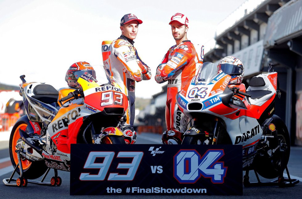 El piloto español del equipo Honda de Moto GP, Marc Márquez (i), y el italiano de Ducati, Andrea Dovizioso (d), que el próximo domingo se juegan en Cheste el título de MotoGP, posan junto a sus motos en la calle de garajes del Circuito Ricardo Tormo El piloto español del equipo Honda de Moto GP, Marc Márquez (i), y el italiano de Ducati, Andrea Dovizioso (d), que el próximo domingo se juegan en Cheste el título de MotoGP, posan junto a sus motos en la calle de garajes del Circuito Ricardo Tormo