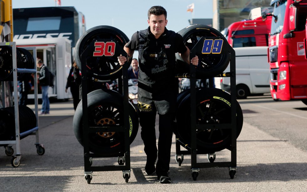 Un operario del Circuito de Cheste transporta varios neumáticos en el paddock donde este fin de semana se corre la última prueba del mundial de motociclismo Un operario del Circuito de Cheste transporta varios neumáticos en el paddock donde este fin de semana se corre la última prueba del mundial de motociclismo