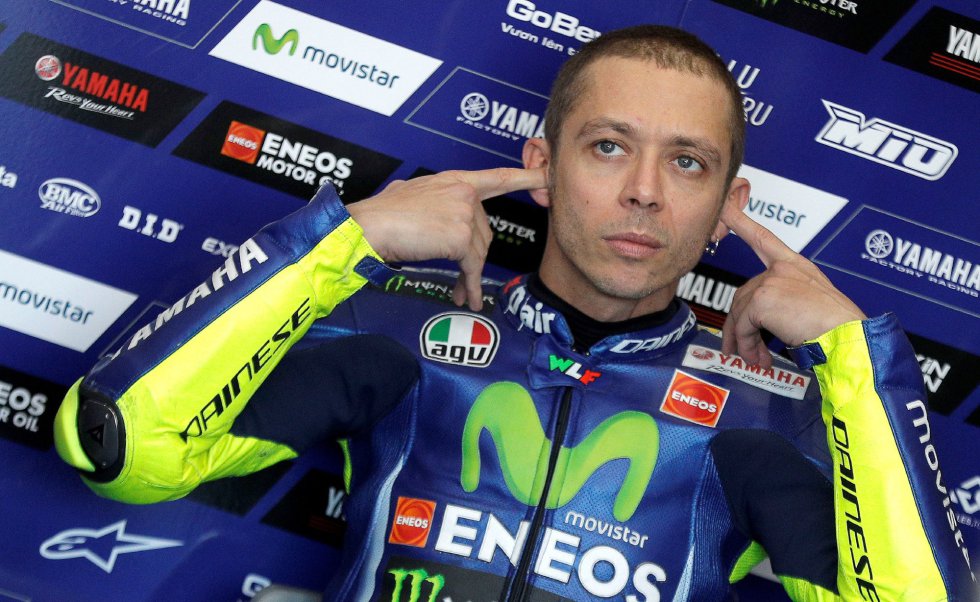 El piloto italiano del equipo Yamaha de Moto GP, Valentino Rossi, se prepara en su box antes de salir a rodar en la primera sesión de entrenamientos libres del Gran Premio de la Comunitat Valenciana que se disputa en el Circuito Ricardo Tormo El piloto italiano del equipo Yamaha de Moto GP, Valentino Rossi, se prepara en su box antes de salir a rodar en la primera sesión de entrenamientos libres del Gran Premio de la Comunitat Valenciana que se disputa en el Circuito Ricardo Tormo