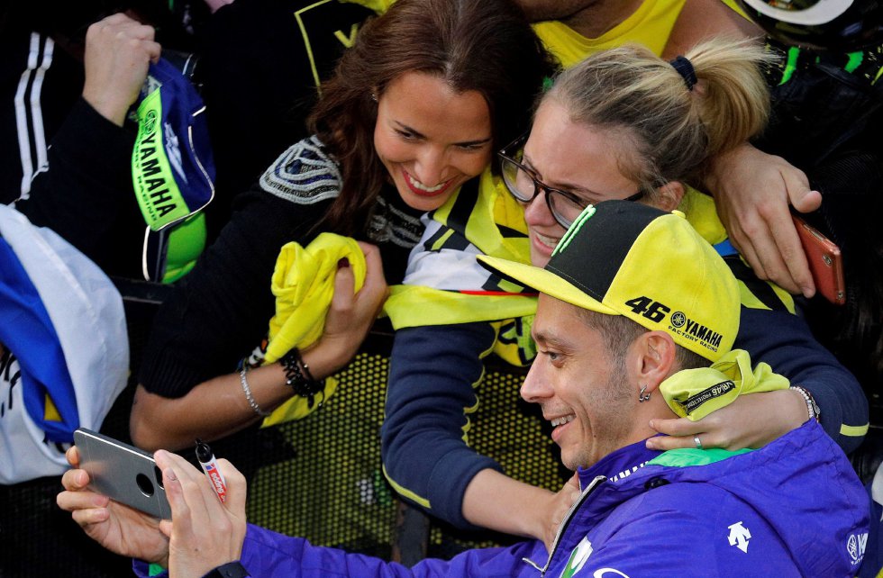 El piloto italiano del equipo Yamaha de Moto GP, Valentino Rossi, se fotografía con aficionados en el Circuito Ricardo Tormo El piloto italiano del equipo Yamaha de Moto GP, Valentino Rossi, se fotografía con aficionados en el Circuito Ricardo Tormo