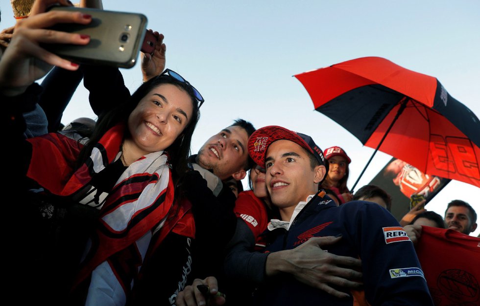 El piloto español del equipo Honda de Moto GP, Marc Márquez, se fotografía con aficionados esta tarde en el Circuito Ricardo Tormo, donde el domingo se disputa el título de MotoGP con el piloto italiano de Ducati Andrea Dovizioso El piloto español del equipo Honda de Moto GP, Marc Márquez, se fotografía con aficionados esta tarde en el Circuito Ricardo Tormo, donde el domingo se disputa el título de MotoGP con el piloto italiano de Ducati Andrea Dovizioso