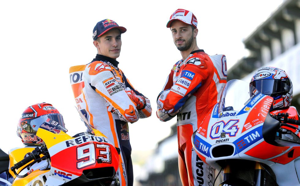 El piloto español del equipo Honda de Moto GP, Marc Márquez, y el italiano de Ducati, Andrea Dovizioso, que el domingo se juegan en Cheste el título de MotoGP, posan junto a sus motos en la calle de garajes del Circuito Ricardo Tormo El piloto español del equipo Honda de Moto GP, Marc Márquez, y el italiano de Ducati, Andrea Dovizioso, que el domingo se juegan en Cheste el título de MotoGP, posan junto a sus motos en la calle de garajes del Circuito Ricardo Tormo