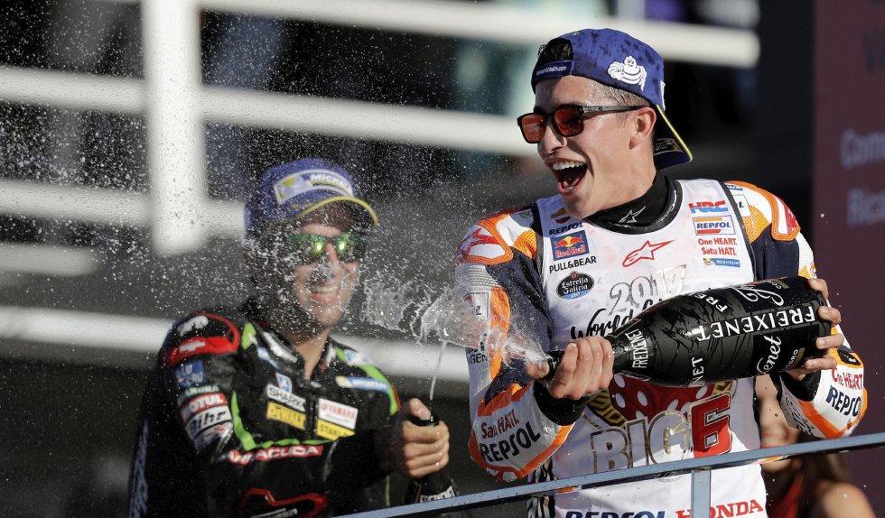El español Marc Márquez (Repsol Honda) celebra su sexto título mundial, su cuarto en MotoGP, tras finalizar tercero en el Gran Premio de la Comunidad Valenciana disputado en el circuito Ricardo Tormo de Cheste. El español Marc Márquez (Repsol Honda) celebra su sexto título mundial, su cuarto en MotoGP, tras finalizar tercero en el Gran Premio de la Comunidad Valenciana disputado en el circuito Ricardo Tormo de Cheste.