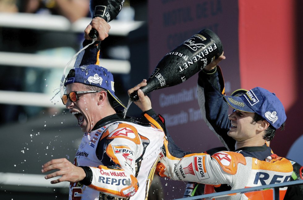 El español Marc Márquez (Repsol Honda) celebra con su compañero Dani Pedrosa (d), ganador de la carrera, su sexto título mundial, su cuarto en MotoGP, tras finalizar tercero en el Gran Premio de la Comunidad Valenciana disputado en el circuito Ricardo Tormo de Cheste El español Marc Márquez (Repsol Honda) celebra con su compañero Dani Pedrosa (d), ganador de la carrera, su sexto título mundial, su cuarto en MotoGP, tras finalizar tercero en el Gran Premio de la Comunidad Valenciana disputado en el circuito Ricardo Tormo de Cheste