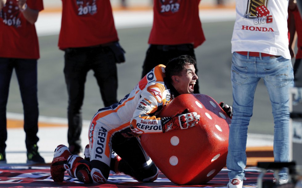 El español Marc Márquez (Repsol Honda) celebra su sexto título mundial, su cuarto en MotoGP, tras finalizar tercero en el Gran Premio de la Comunidad Valenciana disputado en el circuito Ricardo Tormo de Cheste El español Marc Márquez (Repsol Honda) celebra su sexto título mundial, su cuarto en MotoGP, tras finalizar tercero en el Gran Premio de la Comunidad Valenciana disputado en el circuito Ricardo Tormo de Cheste