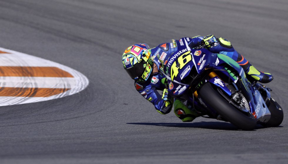 El italiano Valentino Rossi (Movistar Yamaha) durante la carrera de MotoGP del Gran Premio de la Comunidad Valenciana disputado en el circuito Ricardo Tormo de Cheste El italiano Valentino Rossi (Movistar Yamaha) durante la carrera de MotoGP del Gran Premio de la Comunidad Valenciana disputado en el circuito Ricardo Tormo de Cheste