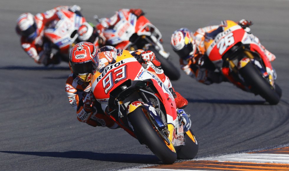 El español Marc Márquez (Repsol Honda) seguido de su compañero de equipo Dani Pedrosa durante la carrera de MotoGP del Gran Premio de la Comunidad Valenciana disputado en el circuito Ricardo Tormo de Cheste El español Marc Márquez (Repsol Honda) seguido de su compañero de equipo Dani Pedrosa durante la carrera de MotoGP del Gran Premio de la Comunidad Valenciana disputado en el circuito Ricardo Tormo de Cheste