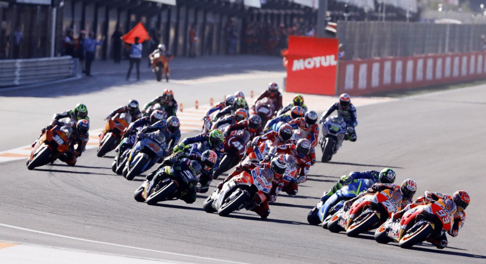 Salida de la carrera de MotoGP del Gran Premio de la Comunidad Valenciana disputado en el circuito Ricardo Tormo de Cheste Salida de la carrera de MotoGP del Gran Premio de la Comunidad Valenciana disputado en el circuito Ricardo Tormo de Cheste