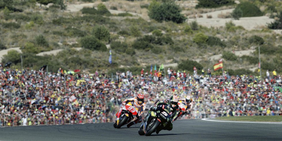 El francés Johann Zarco (Monster Yamaha Tech 3) seguido por el español Marc Márquez (Repsol Honda) durante la carrera de MotoGP del Gran Premio de la Comunidad Valenciana disputado en el circuito Ricardo Tormo de Cheste El francés Johann Zarco (Monster Yamaha Tech 3) seguido por el español Marc Márquez (Repsol Honda) durante la carrera de MotoGP del Gran Premio de la Comunidad Valenciana disputado en el circuito Ricardo Tormo de Cheste