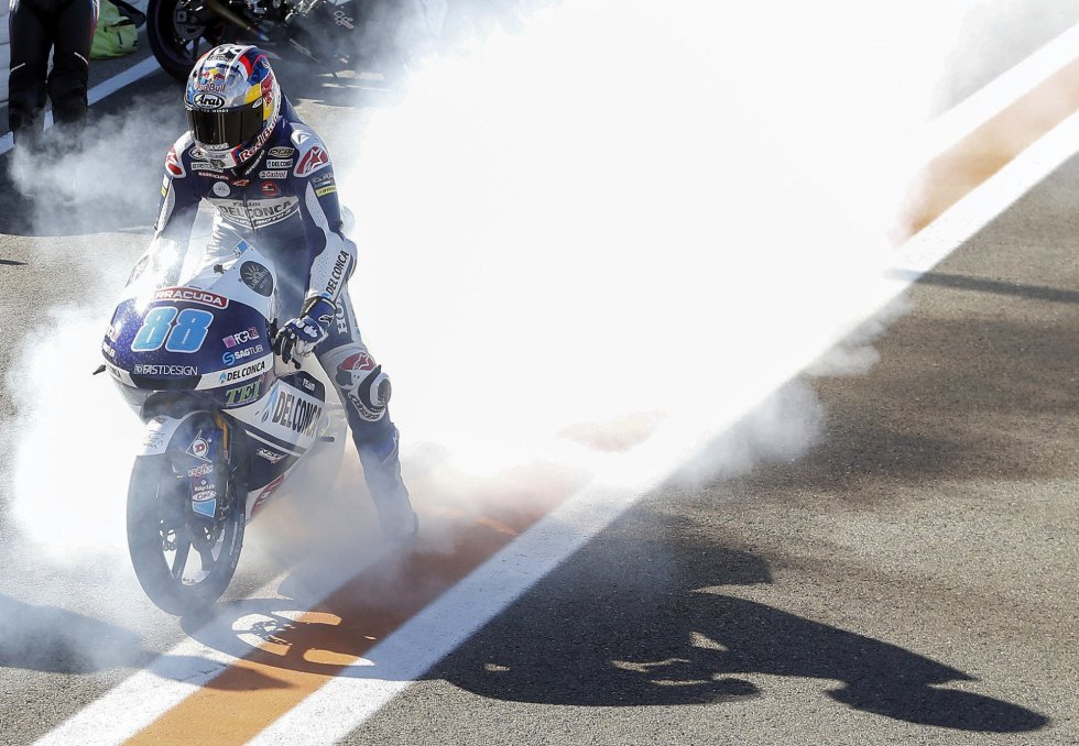 El español Jorge Martín (Honda) se ha adjudicado la victoria en el Gran Premio de la Comunidad Valenciana de Moto3 que se ha disputado en el circuito "Ricardo Tormo" de Cheste, por delante de sus compatriotas Joan Mir (Honda) y Marcos Ramírez (KTM) El español Jorge Martín (Honda) se ha adjudicado la victoria en el Gran Premio de la Comunidad Valenciana de Moto3 que se ha disputado en el circuito "Ricardo Tormo" de Cheste, por delante de sus compatriotas Joan Mir (Honda) y Marcos Ramírez (KTM)