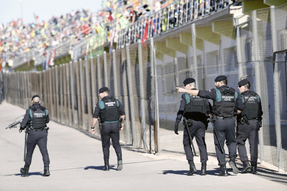 Varios miembros de la Guarca Civil custodian el anillo interior del circuito de Cheste donde se celebra la última prueba del munial de motociclismo Varios miembros de la Guarca Civil custodian el anillo interior del circuito de Cheste donde se celebra la última prueba del munial de motociclismo