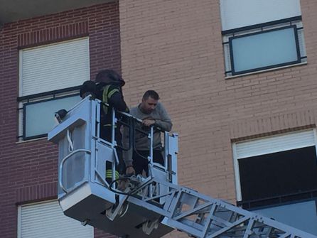 Un incendio en una vivienda obliga a rescatar a dos familias en Ponferrada Un incendio en una vivienda obliga a rescatar a dos familias en Ponferrada