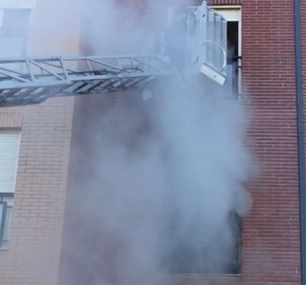 Un incendio en una vivienda obliga a rescatar a dos familias en Ponferrada Un incendio en una vivienda obliga a rescatar a dos familias en Ponferrada