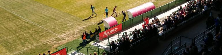 DEDICATORIA. Canario dedicó el gol a su compañero Carlos Esteve. Por cierto, muy mal aspecto del césped del Salto del Caballo DEDICATORIA. Canario dedicó el gol a su compañero Carlos Esteve. Por cierto, muy mal aspecto del césped del Salto del Caballo