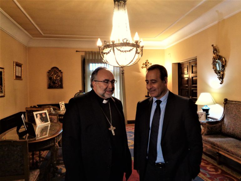 El consejero de Infaestructuras, Fernando Lastra, con el arzobispo, Jesús Sanz, a su llegada al palacio arzobispal El consejero de Infaestructuras, Fernando Lastra, con el arzobispo, Jesús Sanz, a su llegada al palacio arzobispal