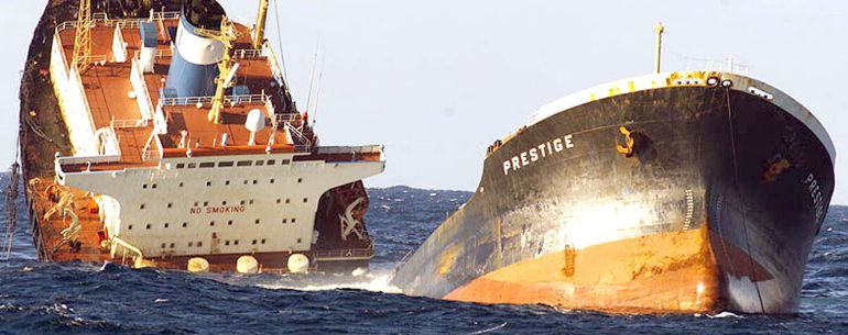 Fotografía de archivo del petrolero "Prestige" partido en dos, realizada desde la Fragata "Baleares" de la Armada Española. Fotografía de archivo del petrolero "Prestige" partido en dos, realizada desde la Fragata "Baleares" de la Armada Española.