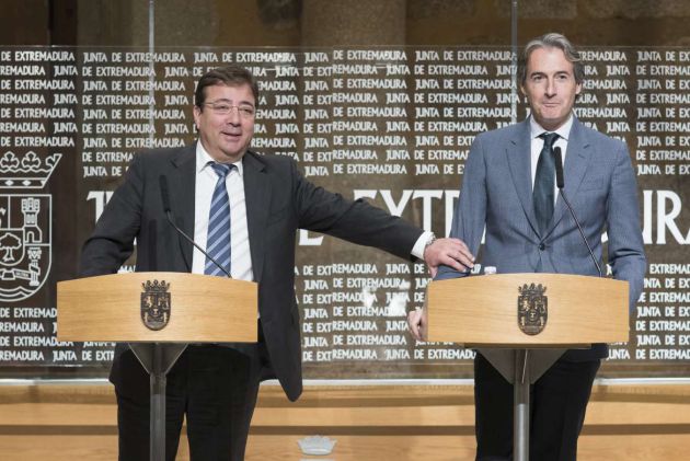 El presidente autonómico, Guillermo Fernández Vara y el Ministro de Fomento, Iñigo de la Serna, en la comparacencia ante los medios tras la firma del protocolo de cooperación sobre el cumplimiento de la Obligación de Servicio Público para el aeropuerto de Badajoz. El presidente autonómico, Guillermo Fernández Vara y el Ministro de Fomento, Iñigo de la Serna, en la comparacencia ante los medios tras la firma del protocolo de cooperación sobre el cumplimiento de la Obligación de Servicio Público para el aeropuerto de Badajoz.