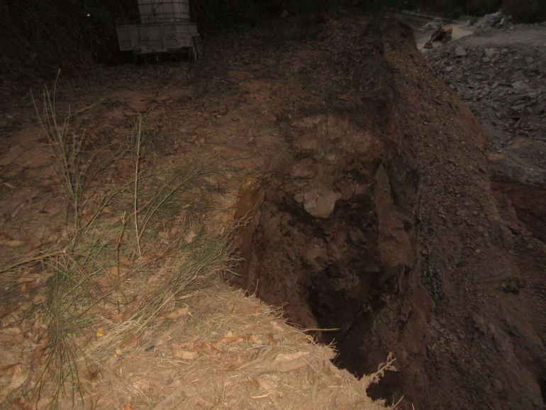 Imagen de un talud vertical sobre un camino denunciado por la asociación de afectados por la explotación. Imagen de un talud vertical sobre un camino denunciado por la asociación de afectados por la explotación.
