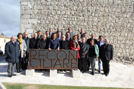 Los representantes de distintas adminisitraciones posan en el cartel de Reconciliare tras la clausura de la exposición. Los representantes de distintas adminisitraciones posan en el cartel de Reconciliare tras la clausura de la exposición.