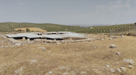 Estado actual de la Villa Romana de Bruñel donde unas grandes planchas metalicas protegen los mosaicos Estado actual de la Villa Romana de Bruñel donde unas grandes planchas metalicas protegen los mosaicos