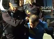 El detenido en Alzira por degollar a su hija de dos años participa en la reconstrucción del crimen